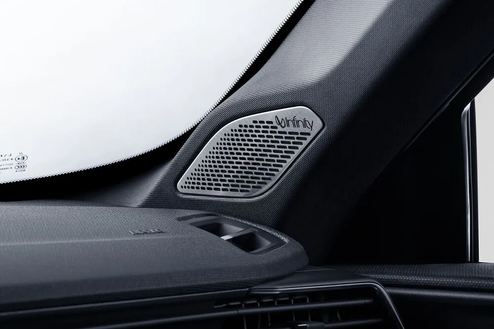 Lynk & Co 01 — Audio Infinity de 10 parlantes