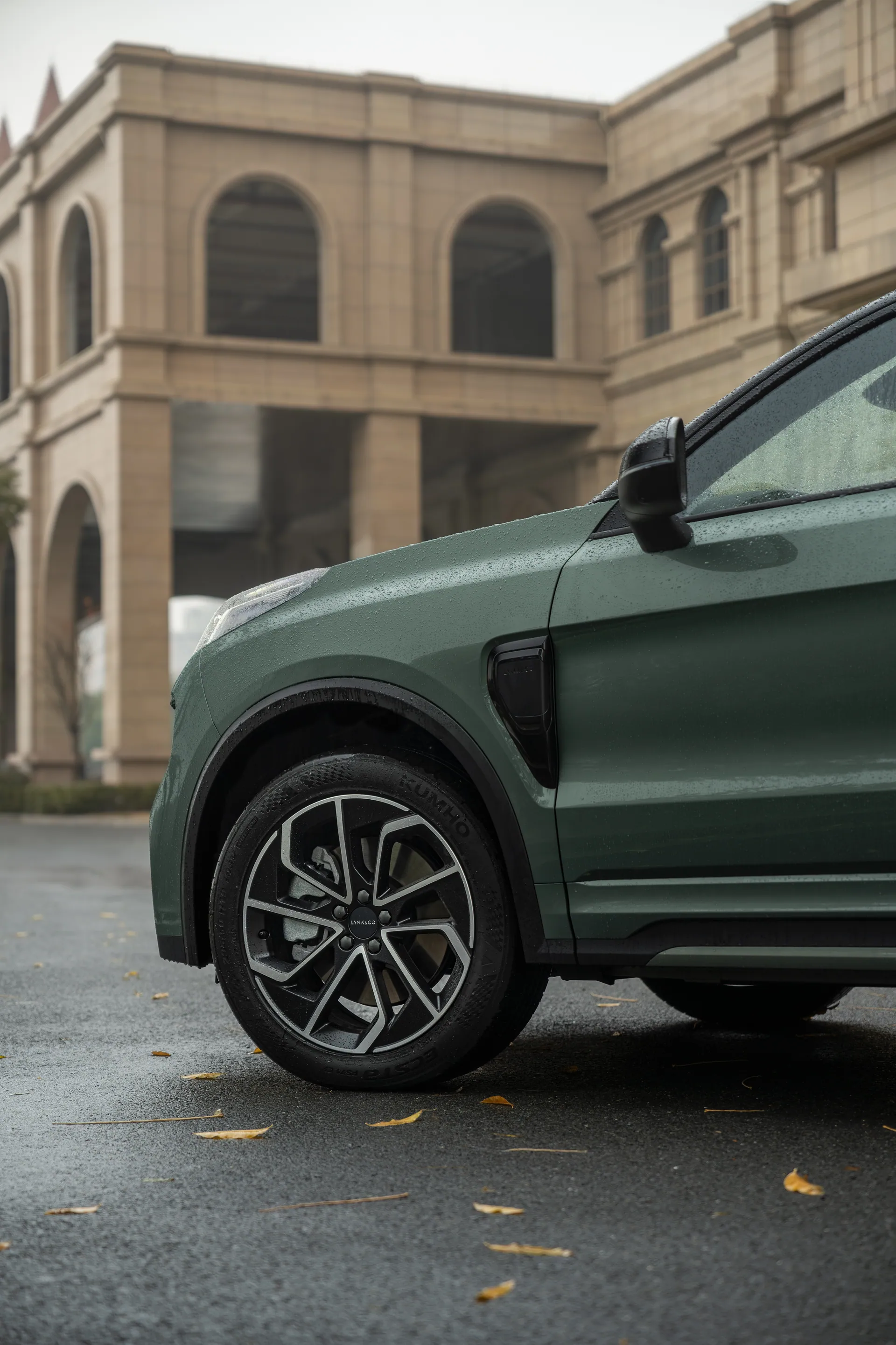 Lynk & Co 01 — Llantas de 19 pulgadas