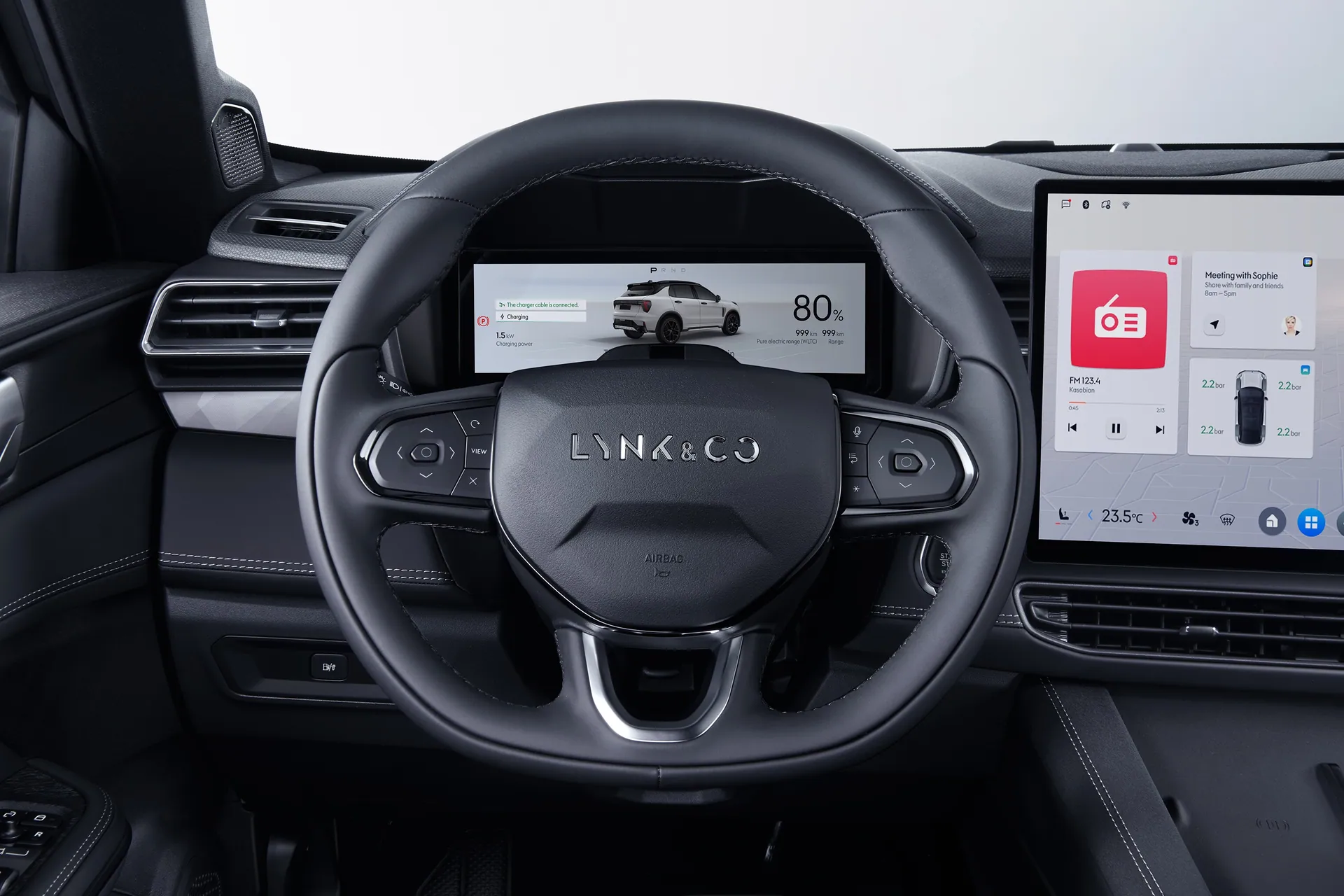 Lynk & Co 01 — Instrumental LCD de 10,2”