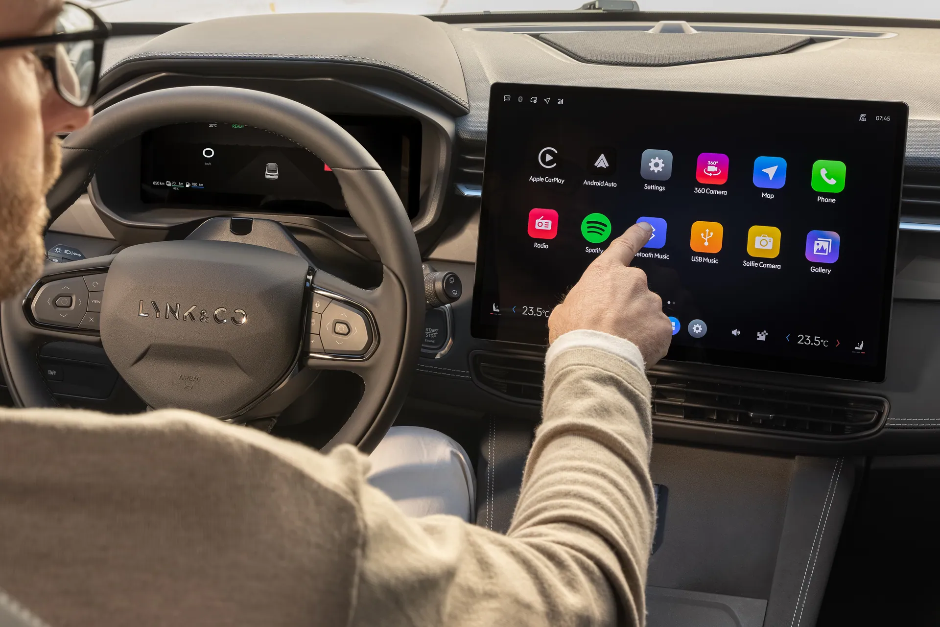 Lynk & Co 01 — Pantalla multimedia de 15,4”