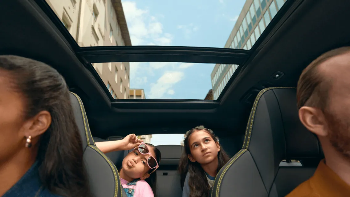 Lynk & Co 01 — Techo solar panorámico corredizo