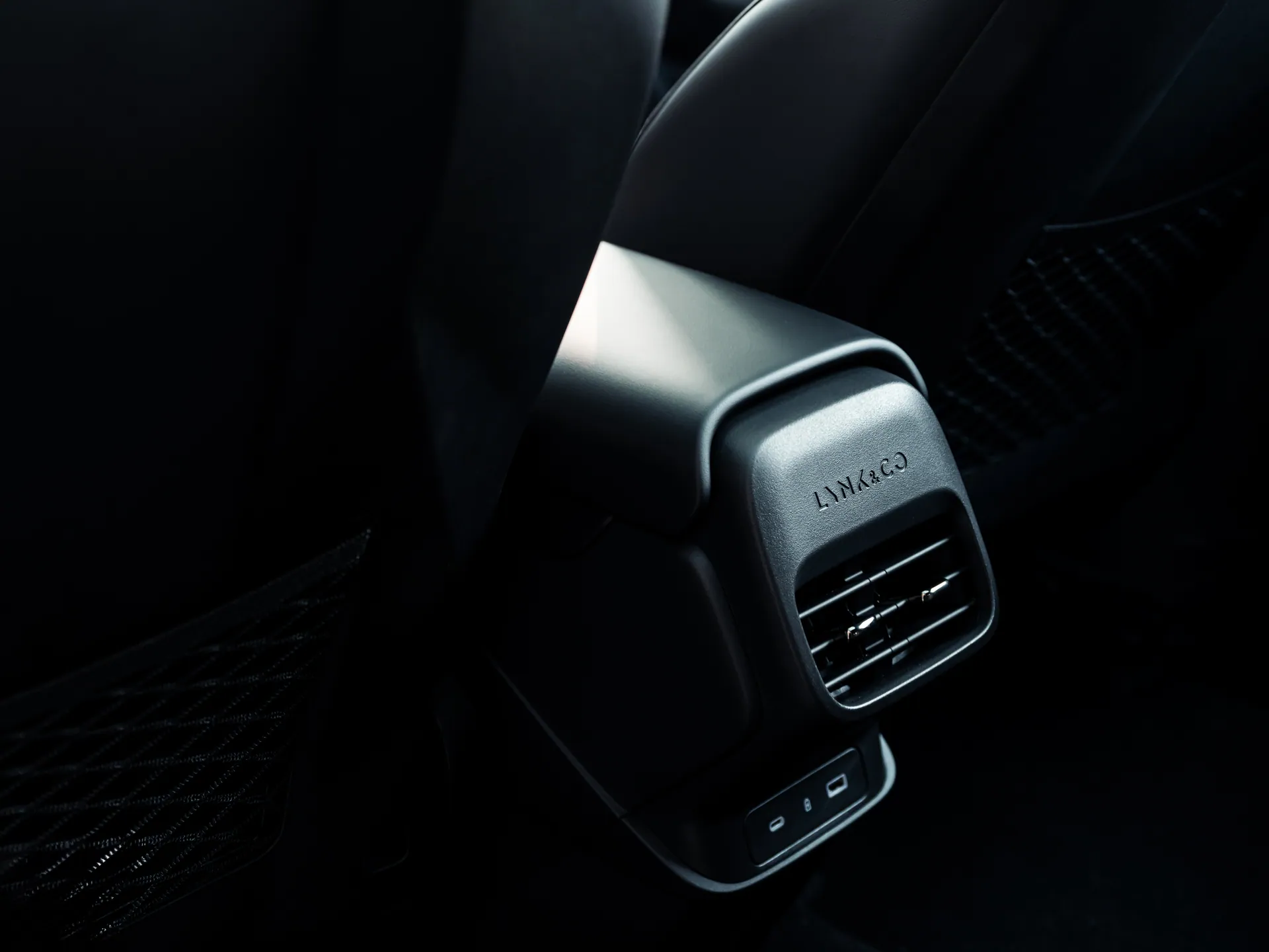 Lynk & Co 06 — Aire acondicionado bizona