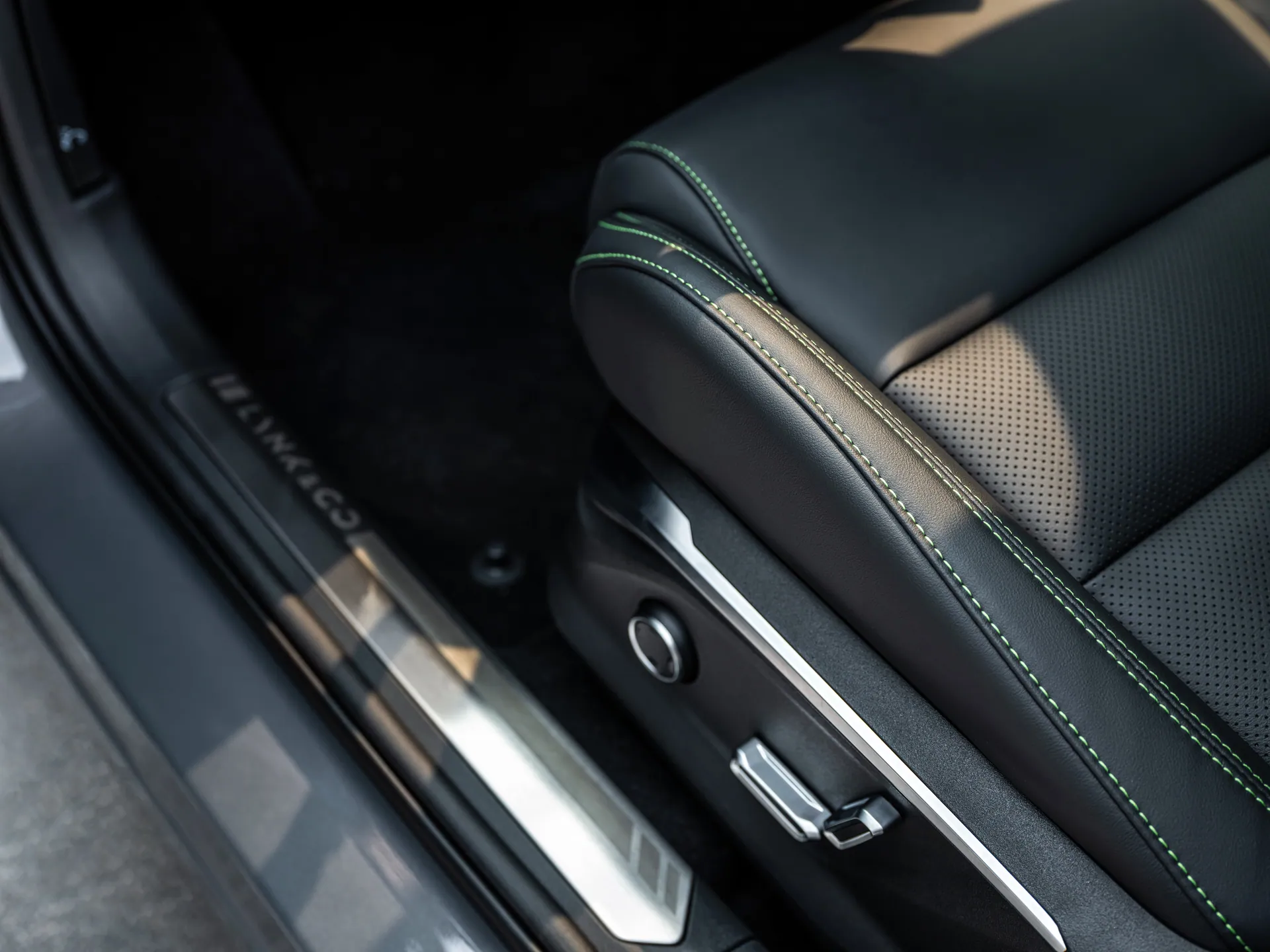 Lynk & Co 06 — Asientos deportivos con ajuste eléctrico