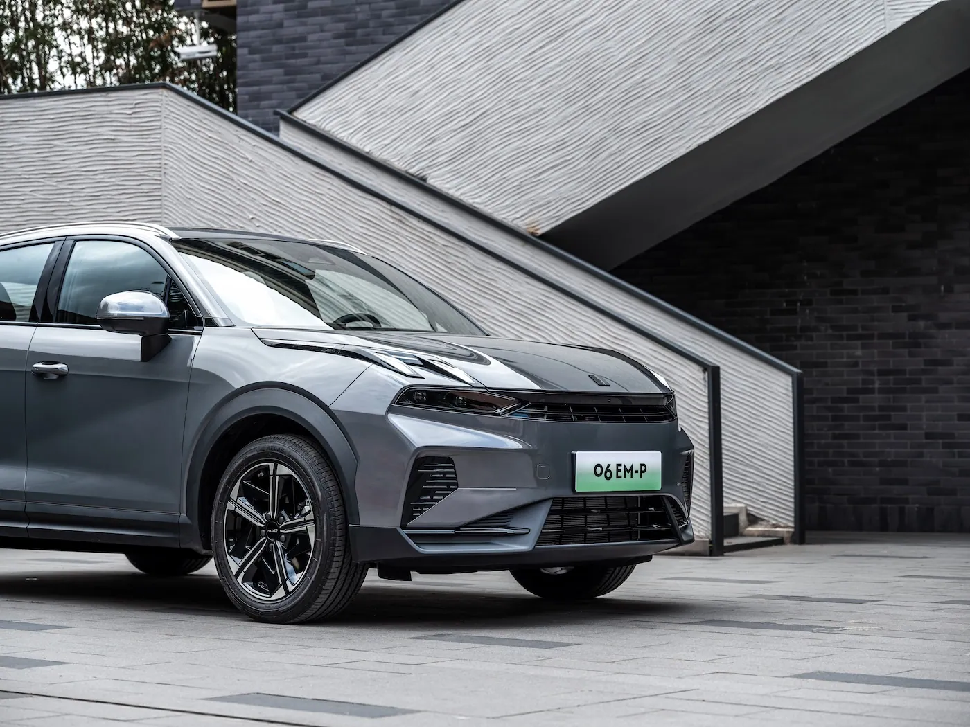 Lynk & Co 06 — Parrilla Urban Skyline