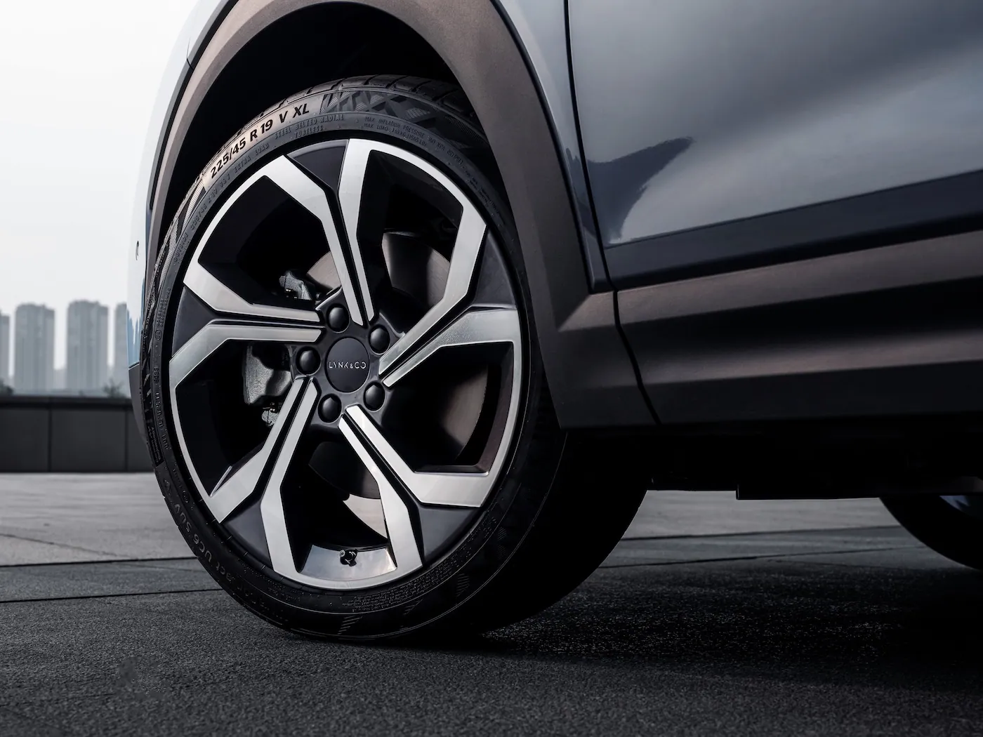 Lynk & Co 06 — Ruedas deportivas de 18”